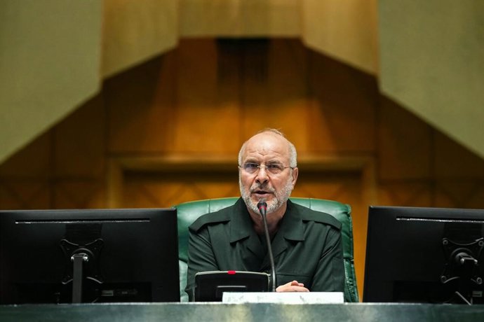 Archivo - Arquivo - 1º de fevereiro de 2026, Teerã, Irã: O presidente do Parlamento iraniano, MOHAMMAD BAGHER GHALIBAF, vestindo um uniforme da Guarda Revolucionária Islâmica (IRGC), participa de uma sessão do Parlamento em Teerã.