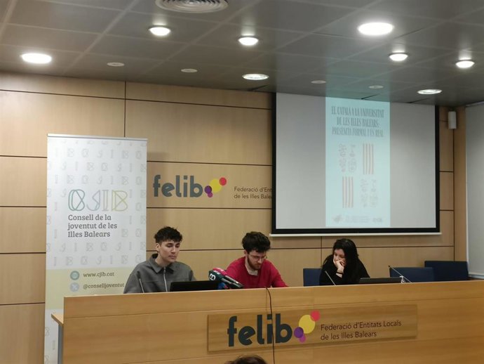 Representantes del Consell de la Juventud de Baleares (CJIB), el Sindicat d'Estudiants dels Països Catalans (SEPC) y Joves de Mallorca per la Llengua durante la presentación de un estudio sobre el uso del catalán en la universidad.