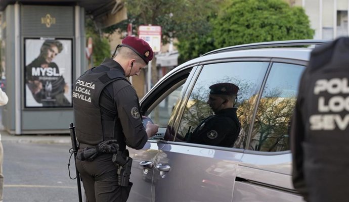 Un agente de GAR de la Policía Local en su intervención en el barrio de El Cerezo de Sevilla