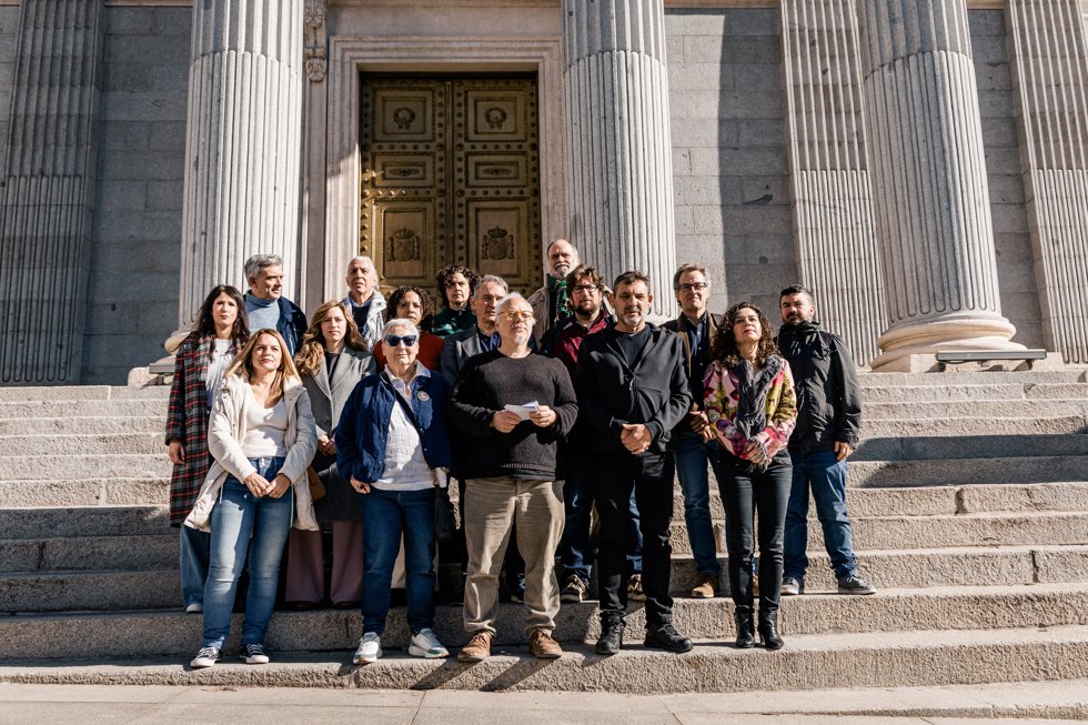 El fundador de Open Arms, Oscar Camps (1 fila, 2d), la periodista Teresa Aranguren (1 fila, 2i), el directivo de Ecooo, José Vicente Barcia (1 fila, c), durante la presentación de la iniciativa Rumbo a Cuba, frente al Congreso de los Diputados, a 19 