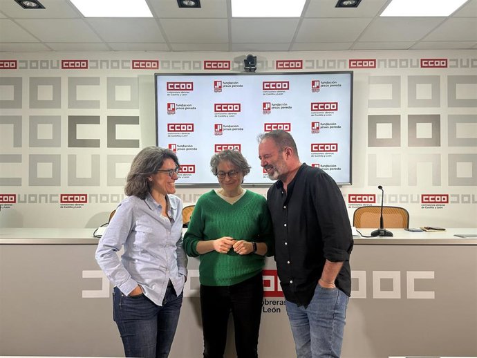 El secretario de Formación y Cultura de CCOO en la Comunidad, Luís Fernández Bayon,  junto a María Luisa Municio y Ana Peña, en la presentación de la programación cultural de la Fundación Jesús Pereda.