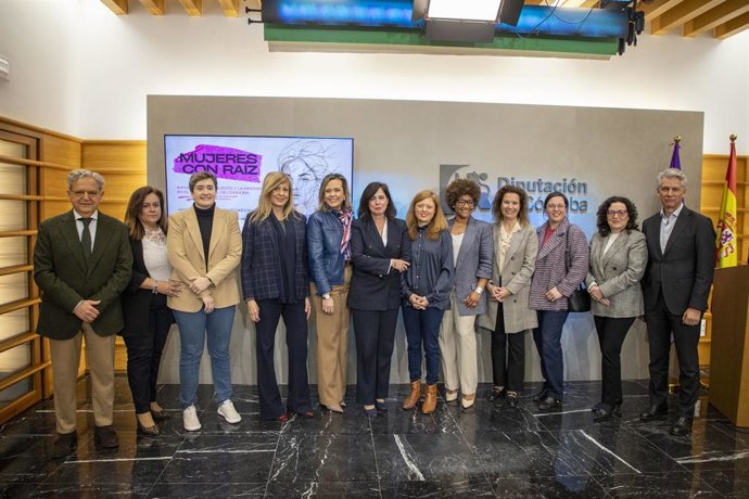 El presidente de la Diputación de Córdoba, Salvador Fuentes (izda.), en la foto de familia en la presentación del proyecto 'Mujeres con Raíz'.