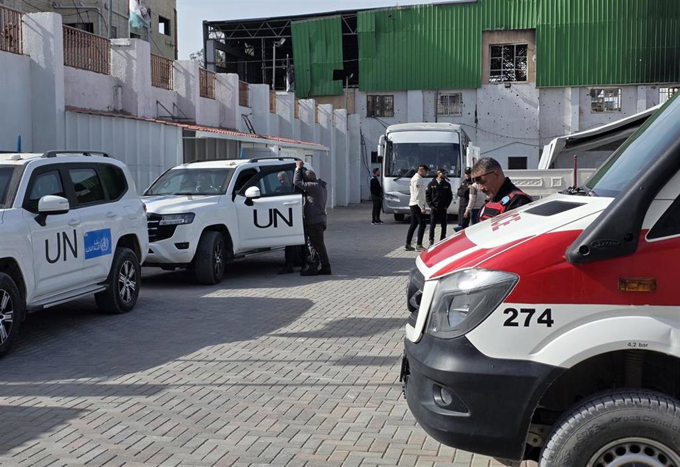 Grupo de primeros evacuados de la Franja de Gaza tras la reapertura del paso de Rafá.