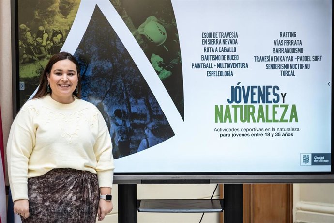 La concejala delegada de Juventud, Mercedes Martín, presenta una nueva edición del programa de ocio juvenil 'Jóvenes y Naturaleza'.