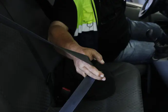Revisando los cinturones de seguridad de un vehículo