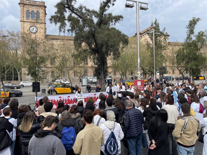 Concentración de médicos en un 'speakers corner' organizado por MC en motivo de la huelga en la plaza Universitat de Barcelona.