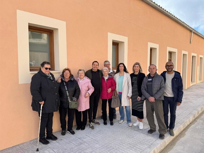 Representantes del PSIB y mayores de Alaró frente al centro de día.