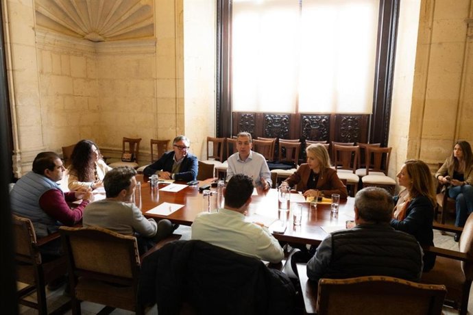 Reunión del portavoz parlamentario de Vox en Andalucía, Manuel Gavira, y del portavoz de Seguridad de Vox, Samuel Vázquez, con representantes de sindicatos de Policía Local de Sevilla.