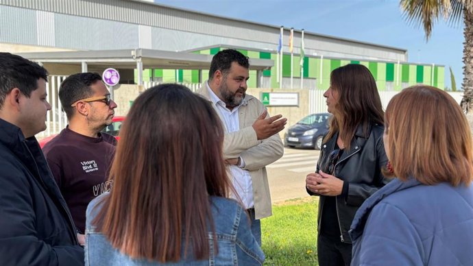 La secretaria de Política Institucional del PSOE de Sevilla, portavoz y parlamentaria, Encarnación Martínez, en Almensilla (Sevilla)