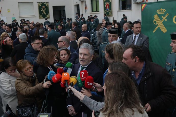 El ministro del Interior, Fernando Grande-Marlaska, atiende a los medios de comunicación en Algeciras.