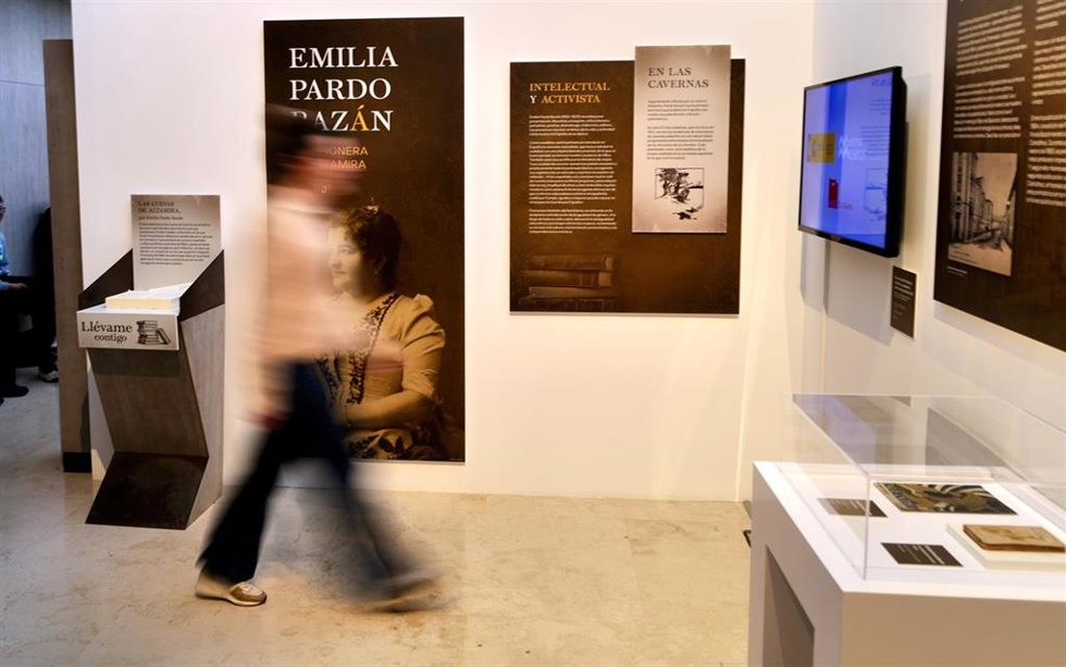 Una persona visita la exposición Emilia Pardo Bazán. Una pionera en Altamira