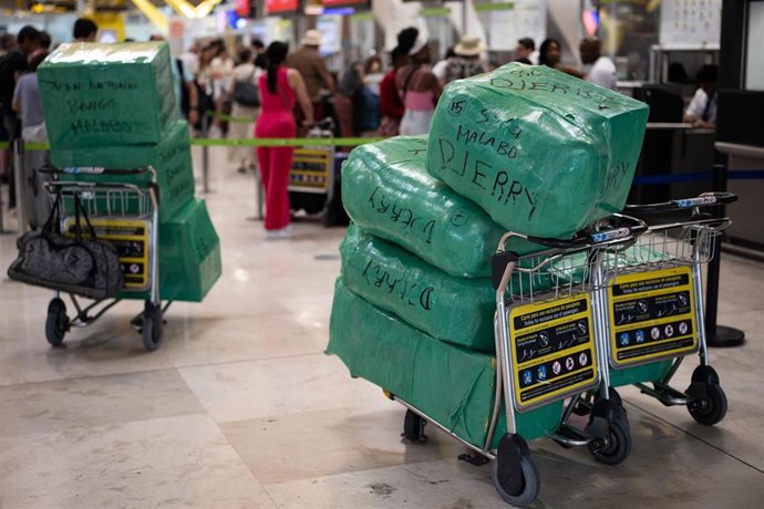Archivo - Varias maletas preparadas para su facturación en el aeropuerto Adolfo Suárez Madrid-Barajas. 