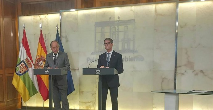 El presidente del Gobierno de La Rioja, Gonzalo Capellán, junto al presidente de la Federación de Empresas de La Rioja, Eduardo de Luis