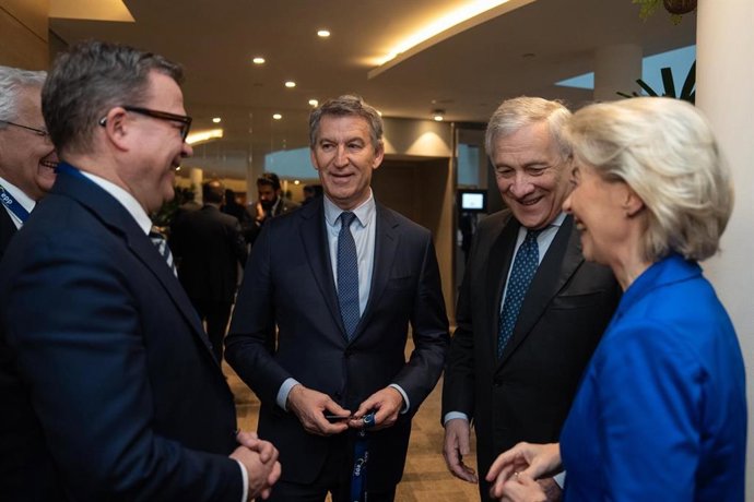 O líder do PP, Alberto Núñez Feijóo, em um encontro em Bruxelas com a presidente da Comissão Europeia, Ursula von der Leyen, e o ministro das Relações Exteriores da Itália, Antonio Tajani.