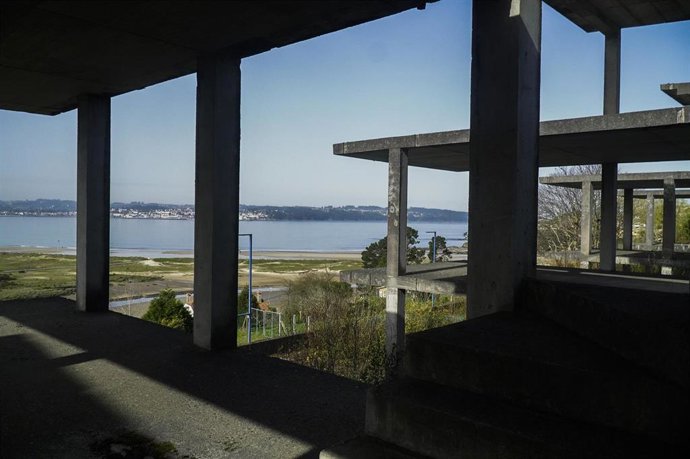 Esqueletos en Bañobre, en Miño (A Coruña)