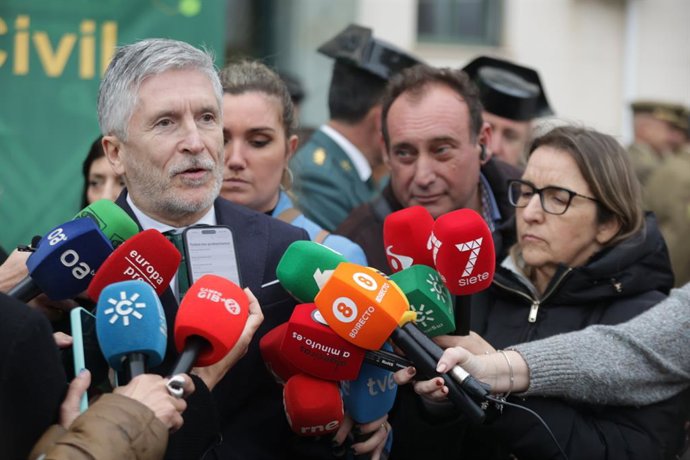 El ministro del Interior, Fernando Grande-Marlaska, atiende a los medios de comunicación antes de presidir en Algeciras el acto oficial de toma de posesión del nuevo jefe de la Comandancia de la Guardia Civil, el coronel Fernando López-Rey. A 19 de marzo 