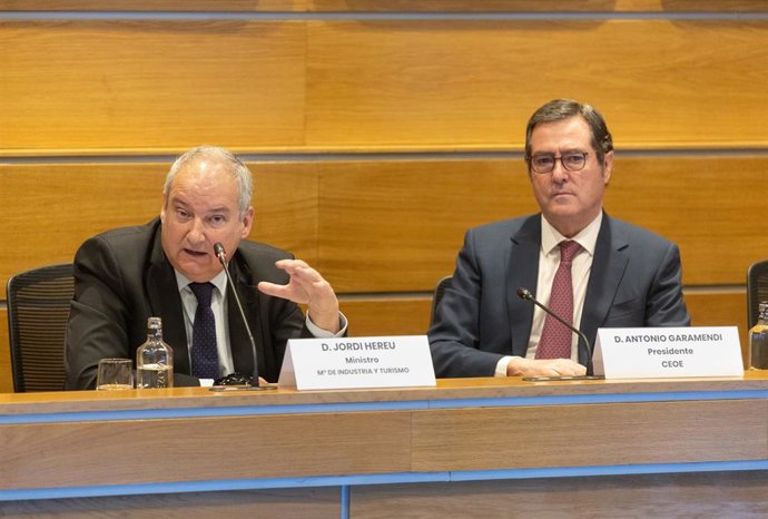 El ministro de Industria y Turismo, Jordi Hereu, y el presidente de CEOE, Antonio Garamendi, durante una jornada sobre Industria en transformación, en la sede de la CEOE, en Madrid a 19 de marzo de 2026.