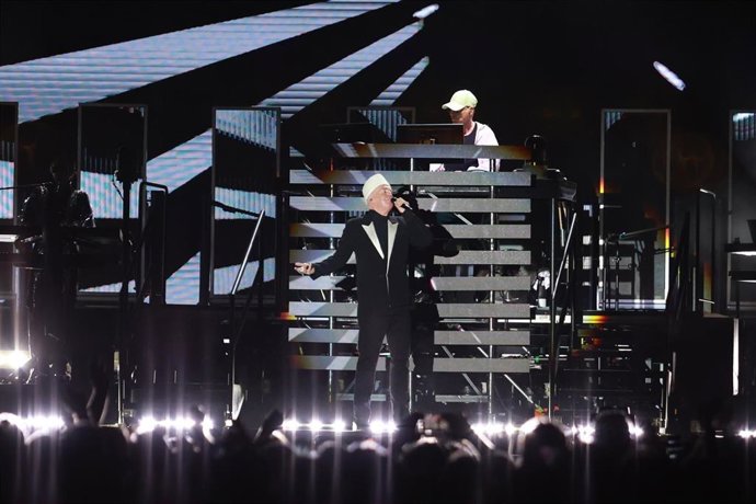 Archivo - El grupo Pet Shop Boys durante su actuación en Iconica Fest