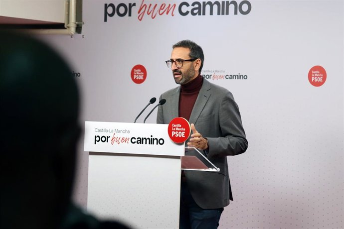 Archivo - El secretario de Organización de los socialistas castellanomanchegos y diputado nacional, Sergio Gutiérrez, en rueda de prensa.
