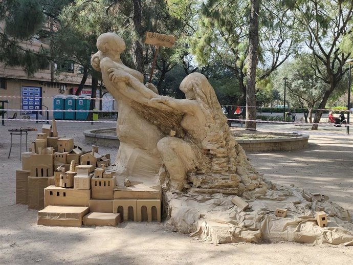 La falla 'No olvidar la dana' plantada por el Centro de Voluntariado La Cantina