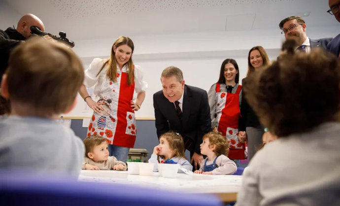 Visita del presidente de C-LM, Emiliano García-Page, a la escuela infantil municipal 'Los Olmos' en La Felipa.