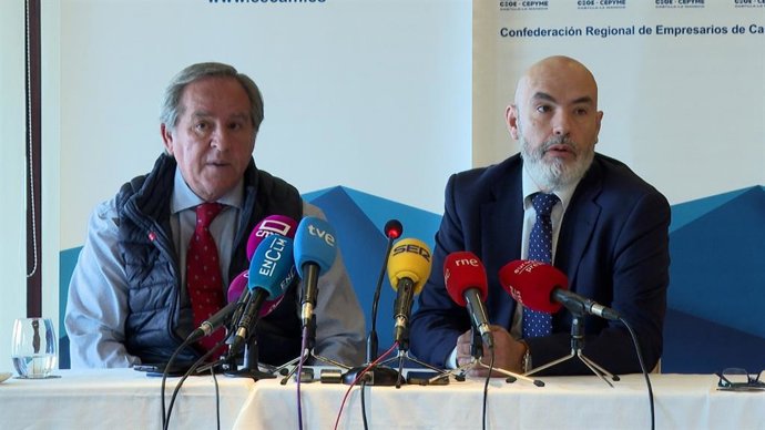 Archivo - El presidente de Cecam, Ángel Nicolás, y el secretario general de Cecam, Mario Fernández.