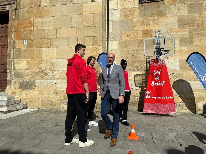 El alcalde de León, José Antonio Diez, participa en la actividad impulsada por Aguas de León y la Cultural y Deportiva Leonesa Baloncesto en la Plaza de San Marcelo para conmemorar el Día Mundial del Agua.