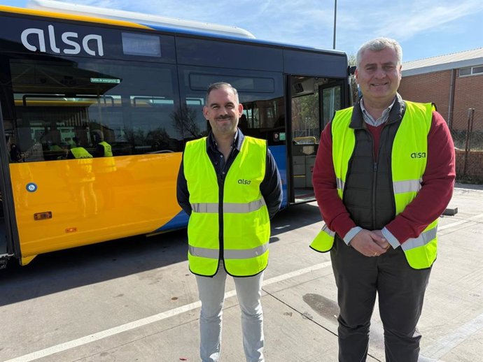 El tercer teniente de alcalde y concejal de Infraestructuras, Santiago López Pomeda, durante una comparecencia en las cocheras municipales.