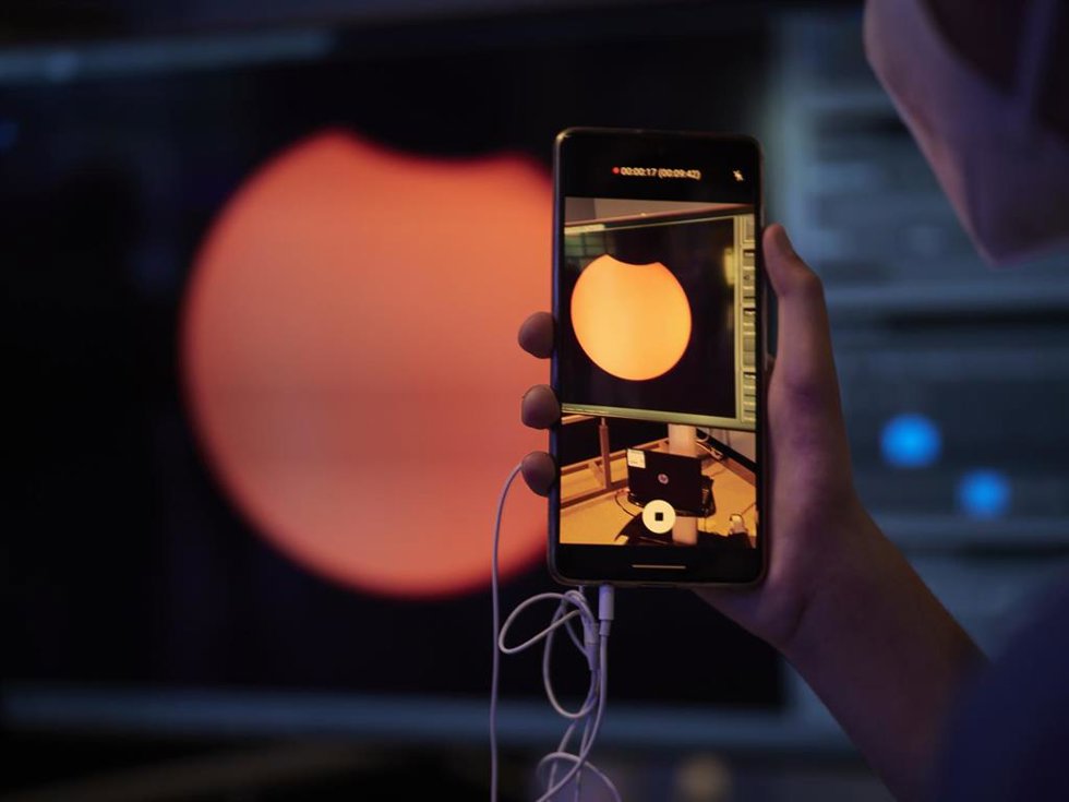 Archivo - Una proyección muestra el eclipse solar de este jueves, en la explanada del Planetario de Pamplona, a 10 de junio de 2021, en Pamplona, Navarra (España).