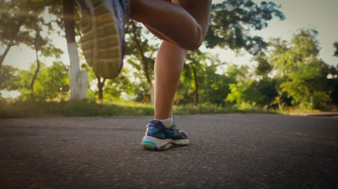 Imagen de recurso de un corredor por el interior de un parque.