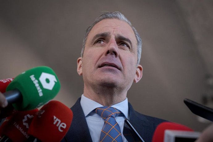 El portavoz de VOX en el Ayuntamiento de Madrid, Javier Ortega Smith, atiende a los medios de comunicación, a 20 de febrero de 2026, en Madrid (España).