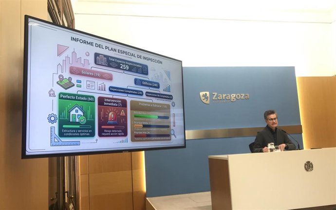 El consejero municipal de Urbanismo del Ayuntamiento de Zaragoza, Víctor Serrano, explica el Plan Especial de ITE en Zamoray-Pignatelli