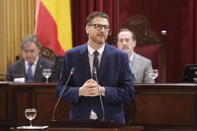 Sebastià Sagreras en el Parlament balear