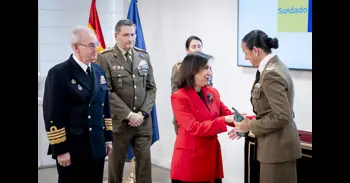 Robles concede el premio 'Soldado Idoia' a la cabo primero Adelina Torres, desplegada en Kosovo, Afganistán y Líbano