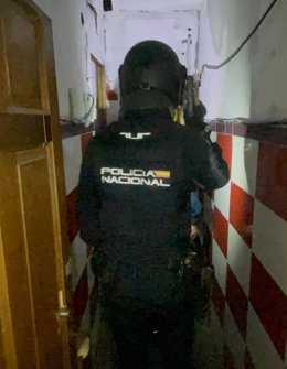 Uno de los agentes de la Policía Nacional en la operación 'Espejo'.