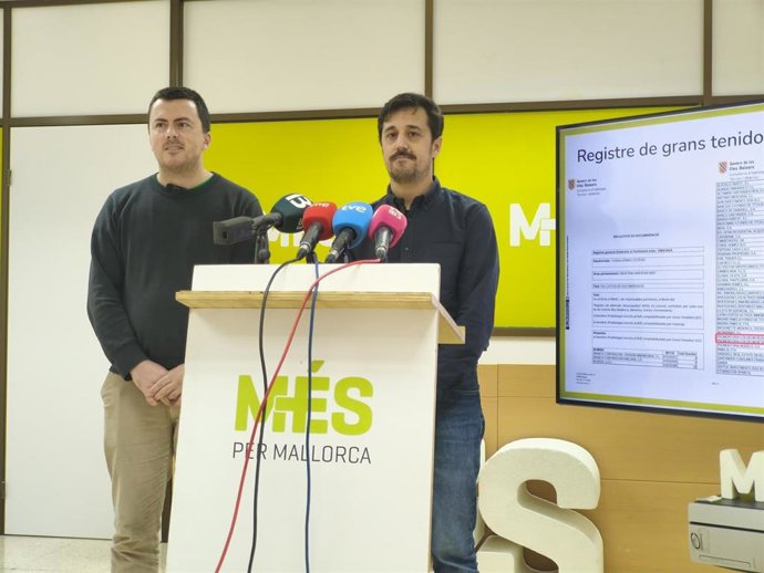 El regidor de MÉS per sa Pobla Biel Payeras y el diputado de MÉS per Mallorca Ferran Rosa en rueda de prensa.