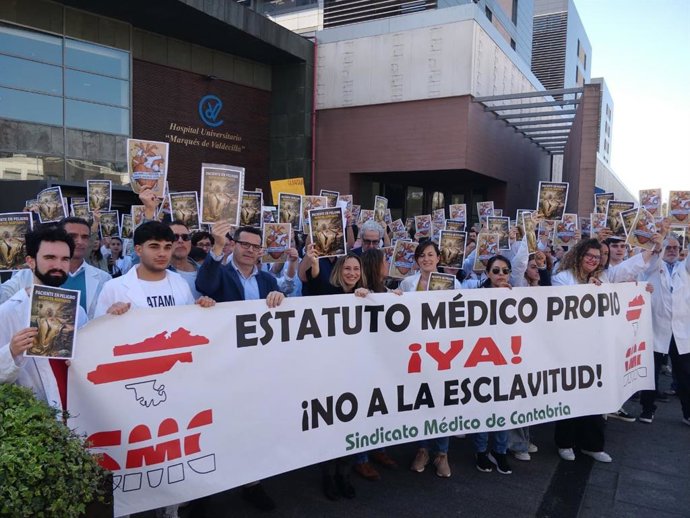 Dos centenares de médicos y estudiantes de Medicina se concentran en Valdecilla por un estatuto propio