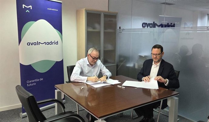 Imagen de la firma del acuerdo entre Avalmadrid y Zyntra Capital.