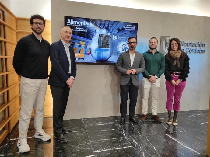 El presidente de Iprodeco, Félix Romero (centro), en la presentación de la Diputación en Alimentaria 2026.