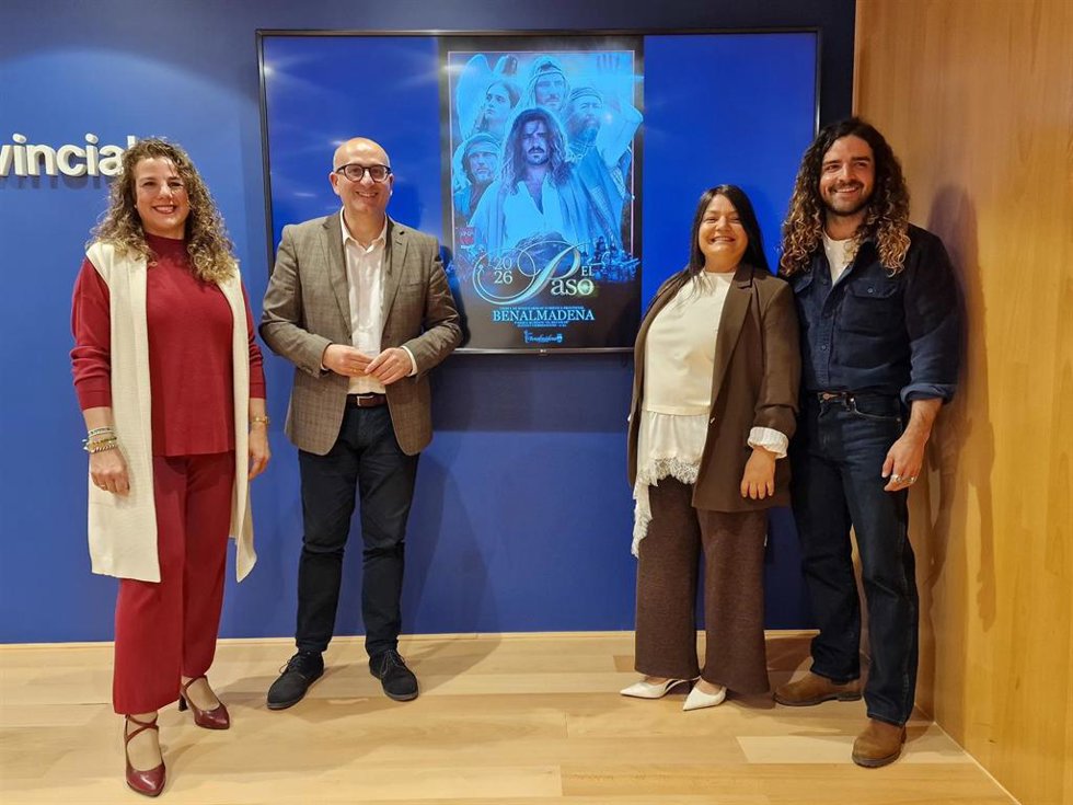 Vicepresidente y diputado de Cultura, Manuel López Mestanza, presenta junto a la concejala de Festejos y Tradiciones Populares de Benalmádena, Yolanda Peña, El Paso de Benalmádena