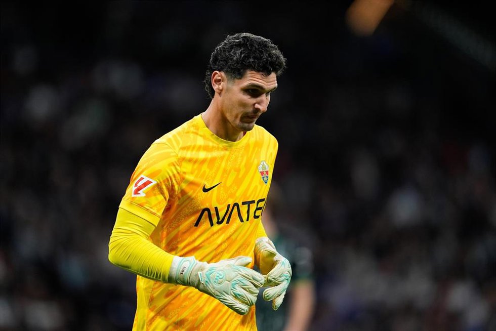 Matias Dituro, portero del Elche CF, ante el Real Madrid. 