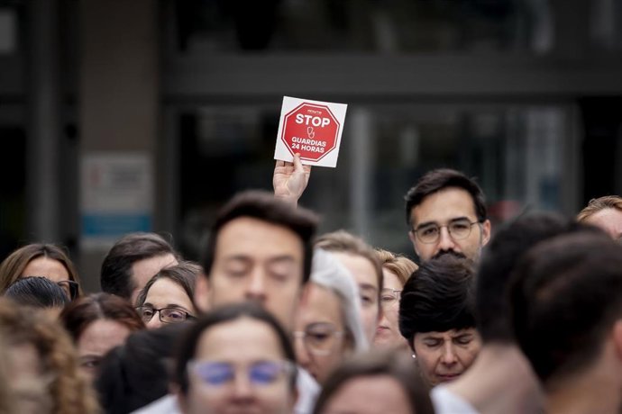 Médico porta pancarta con lema 'Stop guardias de24 horas'.
