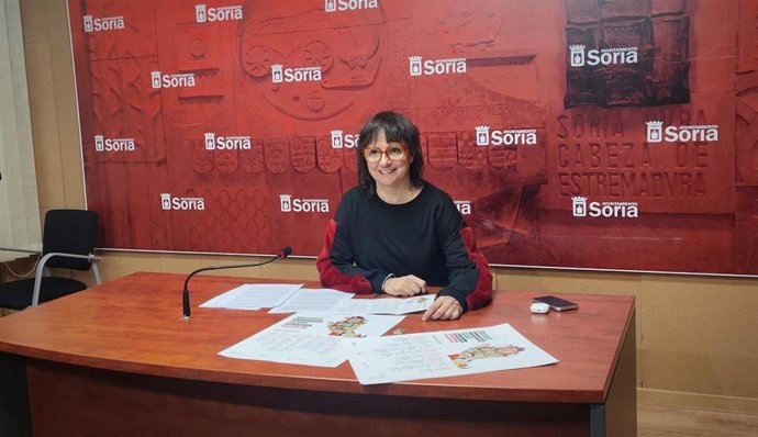 La concejal de Igualdad, Gloria Gonzalo, explica el Ciclo Feminista de Soria.