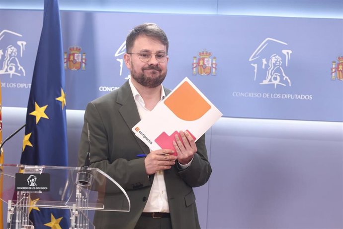 El diputado de Compromís Alberto Ibáñez Mezquita durante una rueda de prensa en el Congreso de los Diputados, a 17 de marzo de 2026, en Madrid (España).