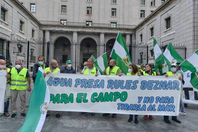 Archivo - Imagen de archivo de los agricultores de la asociación de regantes de la costa de Granada Verde-Seco-Jate reivindicando en 2021 las canalizaciones del sistema de presas de Rules-Béznar en la provincia de Granada.