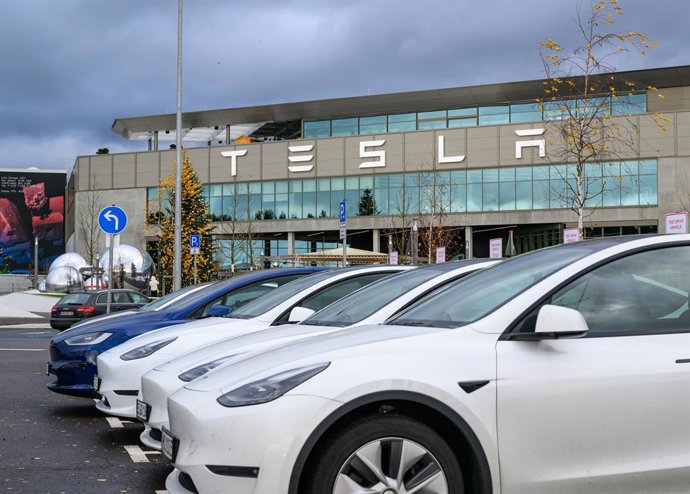 Archivo - FILED - 16 December 2024, Brandenburg, Gruenheide: Tesla electric vehicles are parked at the Tesla Gigafactory Berlin-Brandenburg. Photo: Patrick Pleul/dpa