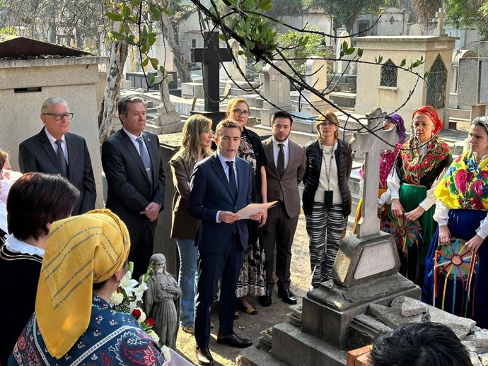 El delegado del Gobierno en Cantabria y líder autonómico del PSOE, Pedro Casares, en la exhumación de los restos de Matilde de la Torre en México