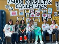 Un muñeco del conselleiro de Sanidade se suma al encierro de médicos en el centro de salud Olimpia Valencia de Vigo