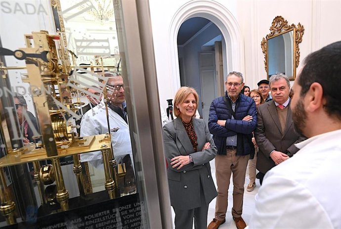 La alcaldesa de Jerez de la Frontera (Cádiz), María José García-Pelayo, en un encuentro institucional en el Palacio del Museo del Tiempo con familiares y descendientes del relojero José Rodríguez Losada