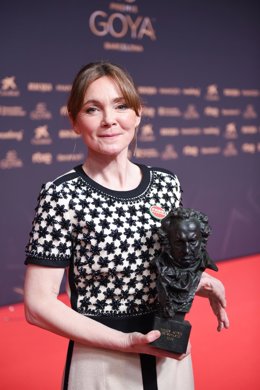 La actriz Nagore Aranburu posa tras recibir el Goya a Mejor Actriz de Reparto por 'Los Domingos' en la 40º edición de los Premios Goya.
